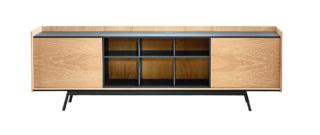Mobili indipendenti, le madie spiccano per capacità di adattamento. questa, di linea essenziale, si inserisce alla perfezione nel contesto classico  di cui riprende le tonalità. Il sideboard Private di Gubi (www.gubi.com) è in mdf impiallacciato rovere tinto chiaro, ma è disponibile anche nella variante tinto marrone/nero. A quattro cassetti con maniglie in ottone, misura L 160 x P 40 x H 90 cm. Prezzo 2.908 euro + Iva. Mobili indipendenti, le madie spiccano per capacità di adattamento. questa, di linea essenziale, si inserisce alla perfezione nel contesto classico  di cui riprende le tonalità. Il sideboard Private di Gubi (www.gubi.com) è in mdf impiallacciato rovere tinto chiaro, ma è disponibile anche nella variante tinto marrone/nero. A quattro cassetti con maniglie in ottone, misura L 160 x P 40 x H 90 cm. Prezzo 2.908 euro + Iva.