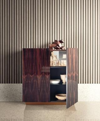Stile vintage, in ebano lucido con Kit bar  in pelle sintetica.  elegante il basamento svasato e arretrato. Tosca di Pianca (www.pianca.it) è il sideboard con struttura in ebano lucido e interno laccato opaco Lavagna. Il basamento ha finitura Bronzo lucido. Misura L 126 x P 45 x H 132 cm. Prezzo 3.710 euro. Stile vintage, in ebano lucido con Kit bar  in pelle sintetica.  elegante il basamento svasato e arretrato. Tosca di Pianca (www.pianca.it) è il sideboard con struttura in ebano lucido e interno laccato opaco Lavagna. Il basamento ha finitura Bronzo lucido. Misura L 126 x P 45 x H 132 cm. Prezzo 3.710 euro.