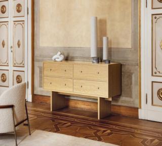 Mobili indipendenti, le madie spiccano per capacità di adattamento. questa, di linea essenziale, si inserisce alla perfezione nel contesto classico  di cui riprende le tonalità. Il sideboard Private di Gubi (www.gubi.com) è in mdf impiallacciato rovere tinto chiaro, ma è disponibile anche nella variante tinto marrone/nero. A quattro cassetti con maniglie in ottone, misura L 160 x P 40 x H 90 cm. Costa 2.908 euro + Iva. Mobili indipendenti, le madie spiccano per capacità di adattamento. questa, di linea essenziale, si inserisce alla perfezione nel contesto classico  di cui riprende le tonalità. Il sideboard Private di Gubi (www.gubi.com) è in mdf impiallacciato rovere tinto chiaro, ma è disponibile anche nella variante tinto marrone/nero. A quattro cassetti con maniglie in ottone, misura L 160 x P 40 x H 90 cm. Costa 2.908 euro + Iva.