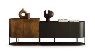 Originalità e componibilità sono le cifre che definiscono un mobile altamente personalizzabile, grazie all'ampia gamma di moduli e finiture. Componibile, dalle linee tondeggianti, Bikram di Ronda Design (www.rondadesign.it) ha la base in metallo e i contenitori in legno in diverse misure e finiture. Qui, il modulo a sx laccato opaco nero misura L 150 x P 52 x H 75 cm; quello a destra laccato metallico effetto rame opaco L 100 x P 52 x H 85 cm. Prezzo composizione 5.811 euro. Originalità e componibilità sono le cifre che definiscono un mobile altamente personalizzabile, grazie all'ampia gamma di moduli e finiture. Componibile, dalle linee tondeggianti, Bikram di Ronda Design (www.rondadesign.it) ha la base in metallo e i contenitori in legno in diverse misure e finiture. Qui, il modulo a sx laccato opaco nero misura L 150 x P 52 x H 75 cm; quello a destra laccato metallico effetto rame opaco L 100 x P 52 x H 85 cm. Prezzo composizione 5.811 euro.
