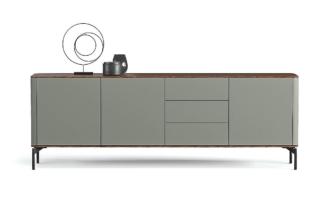 È un buon mix a livello contenitivo perché alterna ante e cassetti. la finitura laccata grigia rilegge in chiave contemporanea modelli del passato. Circle di Tumidei (www.tumidei.it) ha fianchi e frontali in laccato Argilla 47, top superiore e base in Rovere Fumé e piedini Minimal in metallo nero. Misura L 219,7 x P 46,4 x H 75 cm. Prezzo a partire da 2.085 euro. È un buon mix a livello contenitivo perché alterna ante e cassetti. la finitura laccata grigia rilegge in chiave contemporanea modelli del passato. Circle di Tumidei (www.tumidei.it) ha fianchi e frontali in laccato Argilla 47, top superiore e base in Rovere Fumé e piedini Minimal in metallo nero. Misura L 219,7 x P 46,4 x H 75 cm. Prezzo a partire da 2.085 euro.