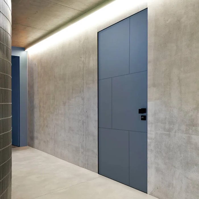 La porta blindata Florence di Bertolotto ha cerniere a scomparsa e stipite a filo muro con taglio a 90 gradi, che si fonde con la carenatura, creando una superficie continua. i rostri rinforzati e la serratura ha defender antitrapano. In classe antieffrazione RC3, ha trasmittanza termica da 1,2 a 0,9 W/m2k e abbattimento acustico di 40 dB. www.bertolotto.com La porta blindata Florence di Bertolotto ha cerniere a scomparsa e stipite a filo muro con taglio a 90 gradi, che si fonde con la carenatura, creando una superficie continua. i rostri rinforzati e la serratura ha defender antitrapano. In classe antieffrazione RC3, ha trasmittanza termica da 1,2 a 0,9 W/m2k e abbattimento acustico di 40 dB. www.bertolotto.com