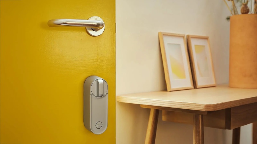 La serratura digitale Smart Lock Linus® L2 di Yale si installa in modo semplice e si adatta alla maggior parte dei cilindri e delle serrature in commercio. Ha WiFi integrato. All’interno dell’app Yale Home, il feed delle attività, gli avvisi smart e le notifiche possono aiutare i proprietari di casa a monitorare quando la porta di casa viene aperta e chiusa e quando entrano o escono familiari e amici registrati. Costa 229 euro. www.yalehome.it La serratura digitale Smart Lock Linus® L2 di Yale si installa in modo semplice e si adatta alla maggior parte dei cilindri e delle serrature in commercio. Ha WiFi integrato. All’interno dell’app Yale Home, il feed delle attività, gli avvisi smart e le notifiche possono aiutare i proprietari di casa a monitorare quando la porta di casa viene aperta e chiusa e quando entrano o escono familiari e amici registrati. Costa 229 euro. www.yalehome.it