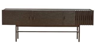 Sei scomparti per contenere e giuste proporzioni, ispirate all’architettura moderna, per questa versione in legno dark che riesce a risultare lieve. Array di Woud/Finnish Design Shop (www.finnishdesignshop.com) ha la base in metallo e il contenitore in mdf impiallacciato rovere tinto. Misura L 180 x P 44 x H 97 cm. Prezzo 2.079 euro. Sei scomparti per contenere e giuste proporzioni, ispirate all’architettura moderna, per questa versione in legno dark che riesce a risultare lieve. Array di Woud/Finnish Design Shop (www.finnishdesignshop.com) ha la base in metallo e il contenitore in mdf impiallacciato rovere tinto. Misura L 180 x P 44 x H 97 cm. Prezzo 2.079 euro.