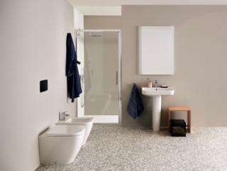 Ha porta con anta pivotante la cabina doccia i.life di Ideal Standard con vetro temperato da 8 mm. La finitura dei profili è brill lucido e la chiusura magnetica. Misura L 70 x P 70 x H 200 cm. Prezzo, Iva esclusa, 863 euro. www.idealstandard.it  Ha porta con anta pivotante la cabina doccia i.life di Ideal Standard con vetro temperato da 8 mm. La finitura dei profili è brill lucido e la chiusura magnetica. Misura L 70 x P 70 x H 200 cm. Prezzo, Iva esclusa, 863 euro. www.idealstandard.it