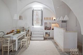 Cucina in muratura dipinta di bianco con lampade sospese Cucina in muratura dipinta di bianco con lampade sospese