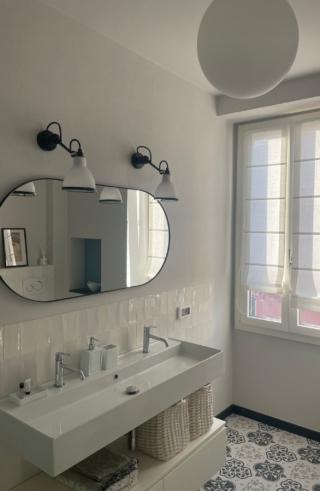 bagno piastrelle bianche a parete e cementine bianche e nere a terra