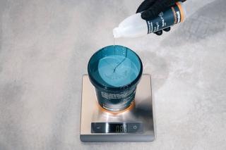 applicazione Microresina Kerakoll miscelazione