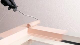 applicazione Microresina Kerakoll rullo superfici irregolari con rullo