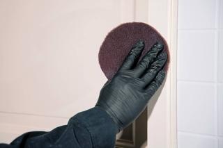 applicazione Microresina Kerakoll su legno verniciato impiallacciato o verniciato