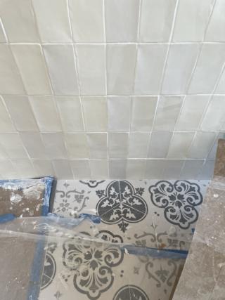 bagno bianco e blu piastrelle pavimento e parete