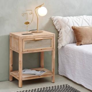 È dotato di un cassetto con il fronte in rattan e una maniglia cilindrica il comodino Webster di Casa: è interamente realizzato in legno di abete nella colorazione naturale. Il piano presente nella parte inferiore consente di riporre libri e riviste. Misura L 47,5 x P 36 x H 60,5 cm. Prezzo 79 euro. www.casashops.com È dotato di un cassetto con il fronte in rattan e una maniglia cilindrica il comodino Webster di Casa: è interamente realizzato in legno di abete nella colorazione naturale. Il piano presente nella parte inferiore consente di riporre libri e riviste. Misura L 47,5 x P 36 x H 60,5 cm. Prezzo 79 euro. www.casashops.com