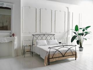 Ha uno stile elegantemente retrò il comodino Tosco di Bontempi Casa, coordinato con il grande letto matrimoniale, che è composto da due ripiani in cristallo SABBIATO con dimensioni diverse. La struttura, sottile e sinuosa, è completamente realizzata in metallo laccato nella finitura nero profondo lucido. Misura L 47 x P 34 x H 62 cm. Prezzo 309 euro + IVA. www.bontempi.it Ha uno stile elegantemente retrò il comodino Tosco di Bontempi Casa, coordinato con il grande letto matrimoniale, che è composto da due ripiani in cristallo SABBIATO con dimensioni diverse. La struttura, sottile e sinuosa, è completamente realizzata in metallo laccato nella finitura nero profondo lucido. Misura L 47 x P 34 x H 62 cm. Prezzo 309 euro + IVA. www.bontempi.it