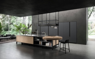 Il modello CUCINAnD'O di Aran Cucine è dominato dalla presenza della grande isola centrale su piedini, corredata di un piano snack laterale in legno con un'insolita forma rotonda. A parete trova posto una grande armadiatura, composta da colonne con ante a pacchetto rientranti, che cela al suo interno non solo gli elettrodomestici, ma anche la zona preparazione grazie alla presenza di una serie di piani e griglie estraibili, cassettoni e una boiserie attrezzata. Prezzo su richiesta. www.arancucine.it Il modello CUCINAnD'O di Aran Cucine è dominato dalla presenza della grande isola centrale su piedini, corredata di un piano snack laterale in legno con un'insolita forma rotonda. A parete trova posto una grande armadiatura, composta da colonne con ante a pacchetto rientranti, che cela al suo interno non solo gli elettrodomestici, ma anche la zona preparazione grazie alla presenza di una serie di piani e griglie estraibili, cassettoni e una boiserie attrezzata. Prezzo su richiesta. www.arancucine.it