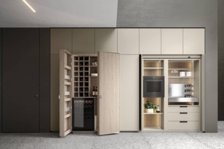 Fa parte della collezione Eclettica di Scandola Mobili che ha gli arredi realizzati in legno massello  di faggio con i frontali e i fianchi Canneté in rovere nella finitura Sand. Il grande armadio dispensa, con le ante Iride laccato Sahara e Canneté, cela al suo interno una cantinetta per i vini, una serie di vani porta oggetti, il forno e una comoda zona di preparazione attrezzata. Un modulo base da 60 cm, prezzo 684 euro + IVA. www.scandolamobili.it Fa parte della collezione Eclettica di Scandola Mobili che ha gli arredi realizzati in legno massello  di faggio con i frontali e i fianchi Canneté in rovere nella finitura Sand. Il grande armadio dispensa, con le ante Iride laccato Sahara e Canneté, cela al suo interno una cantinetta per i vini, una serie di vani porta oggetti, il forno e una comoda zona di preparazione attrezzata. Un modulo base da 60 cm, prezzo 684 euro + IVA. www.scandolamobili.it