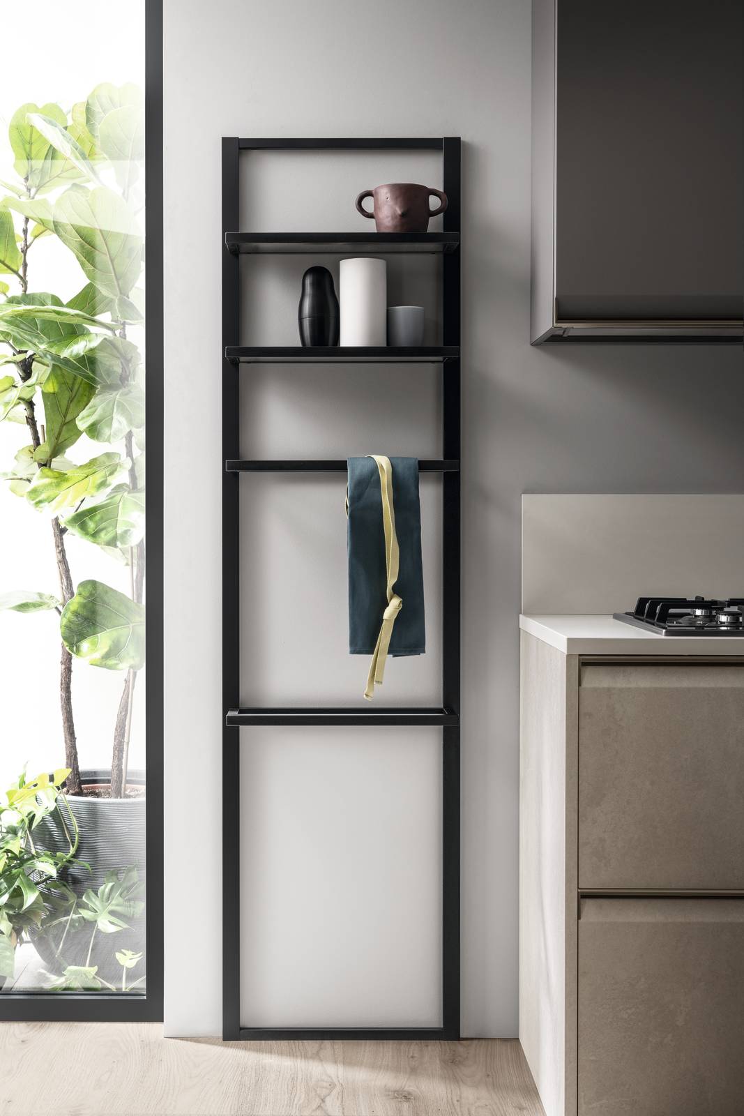 Si sviluppa linearmente lungo la parete la cucina Formalia di Scavolini: le basi e le colonne hanno le ante in decorativo Pietra Solar, i pensili invece sono in laccato opaco grigio Vulcano. Lateralmente è presente l'accessorio a parete Status nel colore Nero che permette di sfruttare lo spazio a parete per avere tutto a vista e a portata di mano, dagli strofinacci agli accessori. Prezzo su richiesta. www.scavolini.com Si sviluppa linearmente lungo la parete la cucina Formalia di Scavolini: le basi e le colonne hanno le ante in decorativo Pietra Solar, i pensili invece sono in laccato opaco grigio Vulcano. Lateralmente è presente l'accessorio a parete Status nel colore Nero che permette di sfruttare lo spazio a parete per avere tutto a vista e a portata di mano, dagli strofinacci agli accessori. Prezzo su richiesta. www.scavolini.com