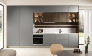 La composizione Like J di Veneta Cucine permette di sfruttare al massimo tutto lo spazio disponibile: le colonne infatti ospitano un frigorifero grande e la zona lavanderia, con lavatrice, asciugatrice, cesti portabiancheria e ripiani per i prodotti per la pulizia. Le ante declinate nelle finiture Grigio Chiaro Soft e Noce Color Scuro sono bordate effetto vetro con profilo in tinta e color alluminio. Un modulo base da 60 cm, prezzo a partire da 269 euro.  www.venetacucine.com La composizione Like J di Veneta Cucine permette di sfruttare al massimo tutto lo spazio disponibile: le colonne infatti ospitano un frigorifero grande e la zona lavanderia, con lavatrice, asciugatrice, cesti portabiancheria e ripiani per i prodotti per la pulizia. Le ante declinate nelle finiture Grigio Chiaro Soft e Noce Color Scuro sono bordate effetto vetro con profilo in tinta e color alluminio. Un modulo base da 60 cm, prezzo a partire da 269 euro.  www.venetacucine.com