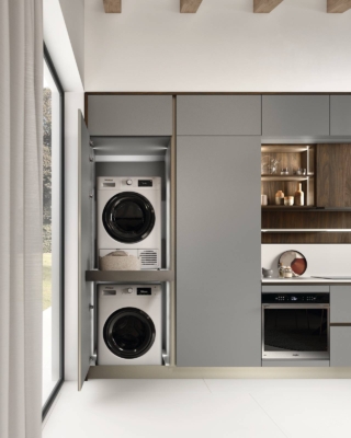 La composizione Like J di Veneta Cucine permette di sfruttare al massimo tutto lo spazio disponibile: le colonne infatti ospitano un frigorifero grande e la zona lavanderia, con lavatrice, asciugatrice, cesti portabiancheria e ripiani per i prodotti per la pulizia. Le ante declinate nelle finiture Grigio Chiaro Soft e Noce Color Scuro sono bordate effetto vetro con profilo in tinta e color alluminio. Un modulo base da 60 cm, prezzo a partire da 269 euro.  www.venetacucine.com La composizione Like J di Veneta Cucine permette di sfruttare al massimo tutto lo spazio disponibile: le colonne infatti ospitano un frigorifero grande e la zona lavanderia, con lavatrice, asciugatrice, cesti portabiancheria e ripiani per i prodotti per la pulizia. Le ante declinate nelle finiture Grigio Chiaro Soft e Noce Color Scuro sono bordate effetto vetro con profilo in tinta e color alluminio. Un modulo base da 60 cm, prezzo a partire da 269 euro.  www.venetacucine.com