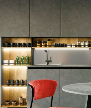 La cucina ad angolo Pratica 01 di La Casa Moderna è caratterizzata dalla presenza delle colonne in PET seta, con maniglioni in acciaio, delle basi e dei pensili in nobilitato grigio con apertura a gola. La boiserie attrezzata Vertigo, dotata di schienali in nobilitato effetto legno chiaro e di struttura in metallo, permette di avere  bicchieri e accessori in bella vista e sempre a portata di mano. Un modulo base da 60 cm con un'anta, apertura con gola, zoccolo, prezzo a partire da 295 euro. www.lacasamoderna.com La cucina ad angolo Pratica 01 di La Casa Moderna è caratterizzata dalla presenza delle colonne in PET seta, con maniglioni in acciaio, delle basi e dei pensili in nobilitato grigio con apertura a gola. La boiserie attrezzata Vertigo, dotata di schienali in nobilitato effetto legno chiaro e di struttura in metallo, permette di avere  bicchieri e accessori in bella vista e sempre a portata di mano. Un modulo base da 60 cm con un'anta, apertura con gola, zoccolo, prezzo a partire da 295 euro. www.lacasamoderna.com