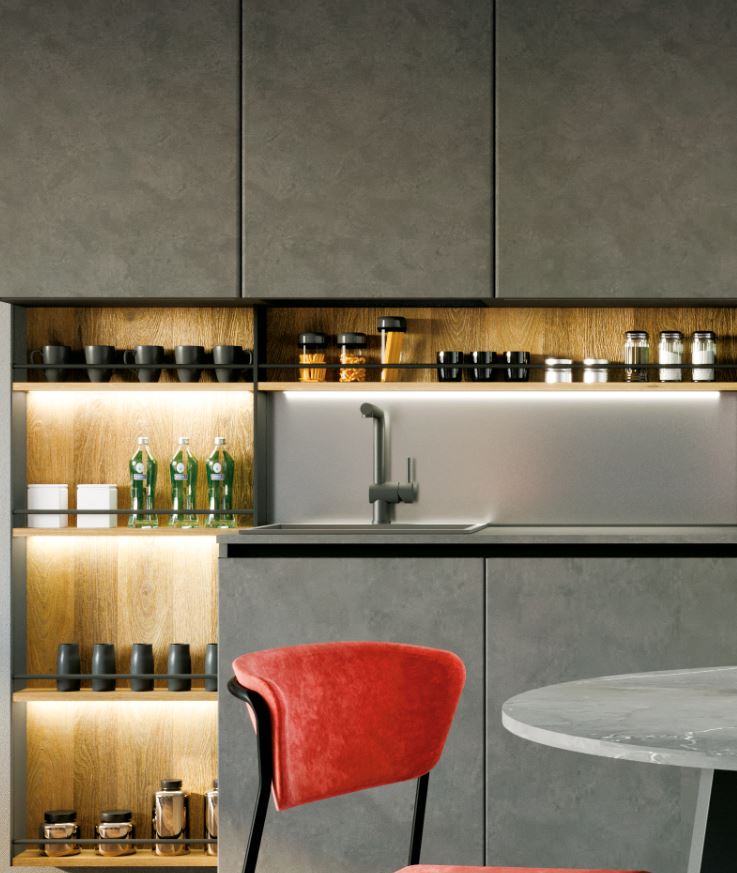 La cucina ad angolo Pratica 01 di La Casa Moderna è caratterizzata dalla presenza delle colonne in PET seta, con maniglioni in acciaio, delle basi e dei pensili in nobilitato grigio con apertura a gola. La boiserie attrezzata Vertigo, dotata di schienali in nobilitato effetto legno chiaro e di struttura in metallo, permette di avere  bicchieri e accessori in bella vista e sempre a portata di mano. Un modulo base da 60 cm con un'anta, apertura con gola, zoccolo, prezzo a partire da 295 euro. www.lacasamoderna.com La cucina ad angolo Pratica 01 di La Casa Moderna è caratterizzata dalla presenza delle colonne in PET seta, con maniglioni in acciaio, delle basi e dei pensili in nobilitato grigio con apertura a gola. La boiserie attrezzata Vertigo, dotata di schienali in nobilitato effetto legno chiaro e di struttura in metallo, permette di avere  bicchieri e accessori in bella vista e sempre a portata di mano. Un modulo base da 60 cm con un'anta, apertura con gola, zoccolo, prezzo a partire da 295 euro. www.lacasamoderna.com