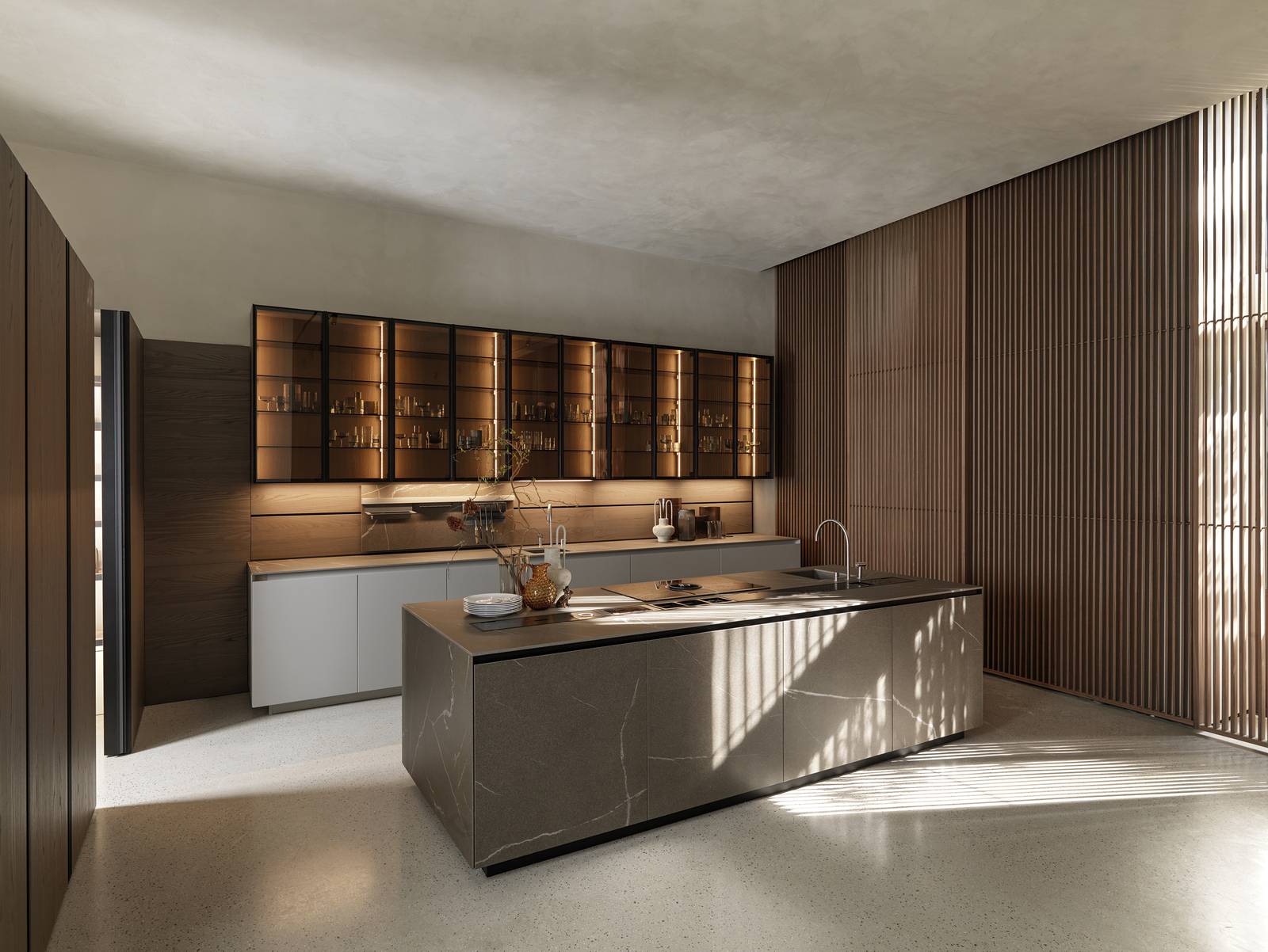 La composizione Telero di Euromobile si articola intorno alla grande isola attrezzata in Laminam In-Side pietra piasentina taupé finitura naturale; le basi a parete hanno le ante lisce in laccato Super Matt fango con gole e zoccoli in alluminio laccato. Lateralmente trova posto la cabina dispensa KabinSpace dotata di ante rientranti e di numerosi  sistemi di contenimento che permettono di ottimizzare al meglio lo spazio. I pensili Teca sono declinati nella finitura testa di moro e hanno le ante in vetro fumé. Un modulo base da 60 cm, prezzo 594 euro + IVA. www.euromobil.com La composizione Telero di Euromobile si articola intorno alla grande isola attrezzata in Laminam In-Side pietra piasentina taupé finitura naturale; le basi a parete hanno le ante lisce in laccato Super Matt fango con gole e zoccoli in alluminio laccato. Lateralmente trova posto la cabina dispensa KabinSpace dotata di ante rientranti e di numerosi  sistemi di contenimento che permettono di ottimizzare al meglio lo spazio. I pensili Teca sono declinati nella finitura testa di moro e hanno le ante in vetro fumé. Un modulo base da 60 cm, prezzo 594 euro + IVA. www.euromobil.com