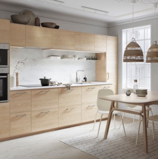 Legno chiaro per la cucina di Ikea con uno stile nordico sottolineato dalle ante Askersund in resistente melammina effetto frassino chiaro con venature che possono essere percepite anche al tatto. I pensili di misure diverse e le colonne dotate di cestelli estraibili Utrusta consentono di sfruttare al meglio lo spazio non solo esterno, ma anche all'interno dei mobili. Una anta misura L 60 x P 80 cm, prezzo 18 euro. www.ikea.com Legno chiaro per la cucina di Ikea con uno stile nordico sottolineato dalle ante Askersund in resistente melammina effetto frassino chiaro con venature che possono essere percepite anche al tatto. I pensili di misure diverse e le colonne dotate di cestelli estraibili Utrusta consentono di sfruttare al meglio lo spazio non solo esterno, ma anche all'interno dei mobili. Una anta misura L 60 x P 80 cm, prezzo 18 euro. www.ikea.com
