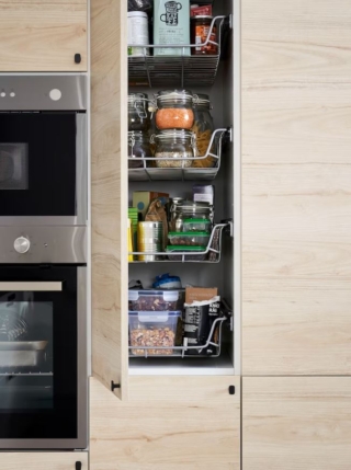 Legno chiaro per la cucina di Ikea con uno stile nordico sottolineato dalle ante Askersund in resistente melammina effetto frassino chiaro con venature che possono essere percepite anche al tatto. I pensili di misure diverse e le colonne dotate di cestelli estraibili Utrusta consentono di sfruttare al meglio lo spazio non solo esterno, ma anche all'interno dei mobili. Una anta misura L 60 x P 80 cm, prezzo 18 euro. www.ikea.com Legno chiaro per la cucina di Ikea con uno stile nordico sottolineato dalle ante Askersund in resistente melammina effetto frassino chiaro con venature che possono essere percepite anche al tatto. I pensili di misure diverse e le colonne dotate di cestelli estraibili Utrusta consentono di sfruttare al meglio lo spazio non solo esterno, ma anche all'interno dei mobili. Una anta misura L 60 x P 80 cm, prezzo 18 euro. www.ikea.com