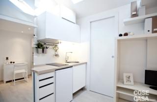 cucina bianca Ikea piccolo monolocale in mansarda cucina bianca Ikea piccolo monolocale in mansarda