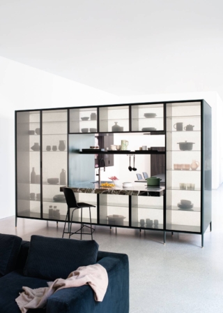 Ottimizza lo spazio l cucina bifacciale Unit Pocket di Cesar Cucine che può essere utilizzata per separare il living dal soggiorno: ha le ante in laccato Verde Comodoro Anodyc con le sottili maniglie Eero Champagne in contrasto. Il piano snack è realizzato in pregiato marmo Breccia Imperiale con una colorazione scura e venatura bianca. Prezzo su richiesta. www.cesar.it Ottimizza lo spazio l cucina bifacciale Unit Pocket di Cesar Cucine che può essere utilizzata per separare il living dal soggiorno: ha le ante in laccato Verde Comodoro Anodyc con le sottili maniglie Eero Champagne in contrasto. Il piano snack è realizzato in pregiato marmo Breccia Imperiale con una colorazione scura e venatura bianca. Prezzo su richiesta. www.cesar.it