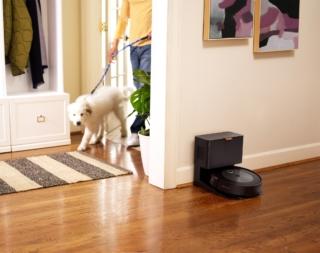 iRobot_Roomba j7+_Photo_Lifestyle_MaleandDog
