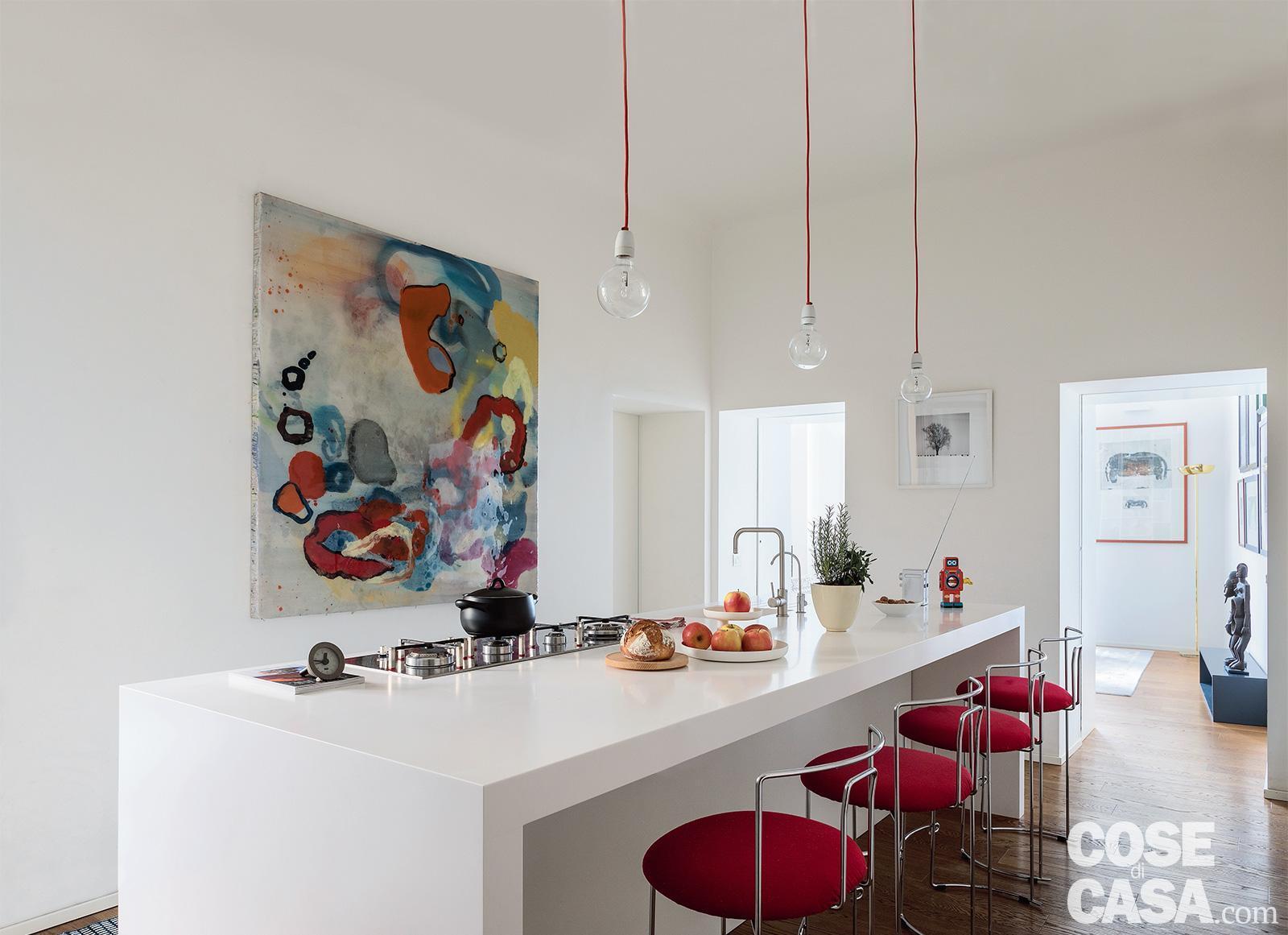 cucina con isola e sgabelli rossi  Modern kitchen island design, Modern  kitchen bar, Kitchen island design