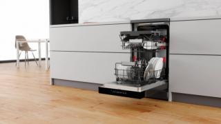 A libera installazione, WSFO 3T223 PC X di Whirlpool ha tecnologia 6° SENSO che rileva e controlla il livello di sporco adattando le impostazioni del ciclo di lavaggio per garantire piatti sempre perfettamente puliti senza fatica e con un risparmio fino al 50% di acqua e di tempo. In classe E, ha 7 programmi e è per 10 coperti. Misura L 45 x P 59 x H 85 cm. Prezzo 679 euro. www.whirlpool.it A libera installazione, WSFO 3T223 PC X di Whirlpool ha tecnologia 6° SENSO che rileva e controlla il livello di sporco adattando le impostazioni del ciclo di lavaggio per garantire piatti sempre perfettamente puliti senza fatica e con un risparmio fino al 50% di acqua e di tempo. In classe E, ha 7 programmi e è per 10 coperti. Misura L 45 x P 59 x H 85 cm. Prezzo 679 euro. www.whirlpool.it