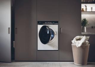 Il cestello di 12 kg della lavatrice a carica frontale I-Pro Series 7 di Haier ha un rivestimento pensato appositamente per mantenere in condizioni perfette anche i capi più delicati. In classe A, ha luce interna e sistema che pesa il bucato e regola di conseguenza il consumo d’acqua e la durata del ciclo. È dotata di funzione che diffonde vapore e detersivo nel cestello, ammorbidendo le fibre dei tessuti per facilitare la rimozione delle macchie e dello sporco ostinato Misura L 60 x P60 x H 85 cm. Prezzo 799 euro. www.haier-europe.com Il cestello di 12 kg della lavatrice a carica frontale I-Pro Series 7 di Haier ha un rivestimento pensato appositamente per mantenere in condizioni perfette anche i capi più delicati. In classe A, ha luce interna e sistema che pesa il bucato e regola di conseguenza il consumo d’acqua e la durata del ciclo. È dotata di funzione che diffonde vapore e detersivo nel cestello, ammorbidendo le fibre dei tessuti per facilitare la rimozione delle macchie e dello sporco ostinato Misura L 60 x P60 x H 85 cm. Prezzo 799 euro. www.haier-europe.com