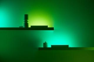 Illuminazione smart, facile da usare: fra le novità Signify, per dare un tocco di allegria o per valorizzare una mensola, una vetrinetta o una libreria, c’è Bar Linear Light, una speciale barra luminosa che irradia un’infinità di colori, si presta ad essere posizionata in spazi ridotti e può essere inclinata su uno dei lati per regolare l’angolo di illuminazione. Con la nuova versione dell’app WiZ, sarà disponibile anche SpaceSense™, un’innovazione appositamente sviluppata che si basa sulla tecnologia di rilevamento Wi-Fi. SpaceSense™ porta l’automazione domestica a un livello superiore utilizzando i segnali Wi-Fi già presenti nella stanza per rilevare il movimento, senza bisogno di sensori e batterie dedicate. SpaceSense™ illuminerà automaticamente le stanze, accendendo la luce quando si entra e spegnendola quando non viene più rilevato alcun movimento. La sensibilità del sistema può essere regolata, ad esempio per evitare che gli animali domestici accendano e spengano le luci mentre entrano ed escono dalla stanza. È sufficiente installare almeno due prodotti per stanza e collegarli con l’app WiZ V2. Illuminazione smart, facile da usare: fra le novità Signify, per dare un tocco di allegria o per valorizzare una mensola, una vetrinetta o una libreria, c’è Bar Linear Light, una speciale barra luminosa che irradia un’infinità di colori, si presta ad essere posizionata in spazi ridotti e può essere inclinata su uno dei lati per regolare l’angolo di illuminazione. Con la nuova versione dell’app WiZ, sarà disponibile anche SpaceSense™, un’innovazione appositamente sviluppata che si basa sulla tecnologia di rilevamento Wi-Fi. SpaceSense™ porta l’automazione domestica a un livello superiore utilizzando i segnali Wi-Fi già presenti nella stanza per rilevare il movimento, senza bisogno di sensori e batterie dedicate. SpaceSense™ illuminerà automaticamente le stanze, accendendo la luce quando si entra e spegnendola quando non viene più rilevato alcun movimento. La sensibilità del sistema può essere regolata, ad esempio per evitare che gli animali domestici accendano e spengano le luci mentre entrano ed escono dalla stanza. È sufficiente installare almeno due prodotti per stanza e collegarli con l’app WiZ V2.