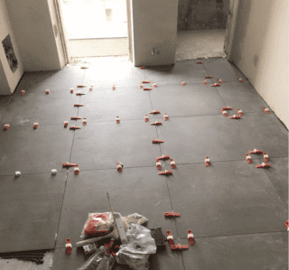 posa piastrelle cucina, gres effetto cemento con crocette