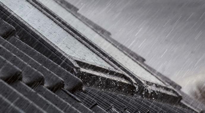 La finestra per tetti Tripla Protezione è perfetta per zone soggette a condizioni climatiche estreme come piogge abbondanti, grandine, vento forte, nevicate o per chi cerca il massimo delle prestazioni. Dotata di speciali guarnizioni, telaio ultra isolato e impermeabilizzato e triplo vetro stratificato, è disponibile nella versione in legno e poliuretano bianca, in legno bianca e in legno naturale per adattarsi a qualsiasi ambiente. Nella versione INTEGRA elettrica o solare può essere azionata con un comando a distanza. La finestra per tetti Tripla Protezione è perfetta per zone soggette a condizioni climatiche estreme come piogge abbondanti, grandine, vento forte, nevicate o per chi cerca il massimo delle prestazioni. Dotata di speciali guarnizioni, telaio ultra isolato e impermeabilizzato e triplo vetro stratificato, è disponibile nella versione in legno e poliuretano bianca, in legno bianca e in legno naturale per adattarsi a qualsiasi ambiente. Nella versione INTEGRA elettrica o solare può essere azionata con un comando a distanza.
