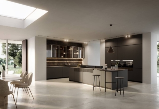 Solida e scenografica, la cucina Wega di Arredo3 si distingue per la presenza di blocchi, dal design lineare e compatto, che definiscono le diverse aree funzionali. I moduli sono arricchiti con materiali e dettagli di stile, come i cassetti in finitura noce, presi in prestito dal modello Asia Arredo3, caratterizzati dalla lavorazione millerighe che disegna un fine susseguirsi di chiaroscuri sui frontali. La composizione si caratterizza per le basi e colonne in PET lavagna matt, cassetti in Asia millerighe noce. Top e schienale Duetto in Laminam Emperador Extra opaco. Snack Tuttotondo in impiallacciato noce. Zoccolo in laccato opaco lavagna. Prezzo su preventivo. www.arredo3.it Solida e scenografica, la cucina Wega di Arredo3 si distingue per la presenza di blocchi, dal design lineare e compatto, che definiscono le diverse aree funzionali. I moduli sono arricchiti con materiali e dettagli di stile, come i cassetti in finitura noce, presi in prestito dal modello Asia Arredo3, caratterizzati dalla lavorazione millerighe che disegna un fine susseguirsi di chiaroscuri sui frontali. La composizione si caratterizza per le basi e colonne in PET lavagna matt, cassetti in Asia millerighe noce. Top e schienale Duetto in Laminam Emperador Extra opaco. Snack Tuttotondo in impiallacciato noce. Zoccolo in laccato opaco lavagna. Prezzo su preventivo. www.arredo3.it