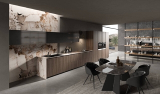 Il nuovo modello LAB13 con anta Rigoletto di ARAN Cucine si distingue per gli abbinamenti materici: lo stesso top in grès, color magellano, della zona operativa, si espande per tutta la lunghezza e l’altezza della parete adibita a zona lavaggio, fungendo non solo da schienale ma quasi formando un vero e proprio murales. L’anta Rigoletto Plus in noce americano naturale è scelta per le basi–con gola in alluminio nero–e per le colonne-dotate di apertura push & pull. Le scanalature, verticali e regolari, ottenute dalla lavorazione canneté, imprimono dinamismo e ritmo. L’area lavaggio ospita il lavello Dialogo che, con la vaschetta plurifunzionale attrezzata, si avvicina ad un’idea di workstation costruita su misura per facilitare le attività quotidiane. www.arancucine.it Il nuovo modello LAB13 con anta Rigoletto di ARAN Cucine si distingue per gli abbinamenti materici: lo stesso top in grès, color magellano, della zona operativa, si espande per tutta la lunghezza e l’altezza della parete adibita a zona lavaggio, fungendo non solo da schienale ma quasi formando un vero e proprio murales. L’anta Rigoletto Plus in noce americano naturale è scelta per le basi–con gola in alluminio nero–e per le colonne-dotate di apertura push & pull. Le scanalature, verticali e regolari, ottenute dalla lavorazione canneté, imprimono dinamismo e ritmo. L’area lavaggio ospita il lavello Dialogo che, con la vaschetta plurifunzionale attrezzata, si avvicina ad un’idea di workstation costruita su misura per facilitare le attività quotidiane. www.arancucine.it