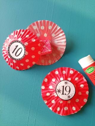 Calendario avvento Natale pirottini muffins caramelle incollare