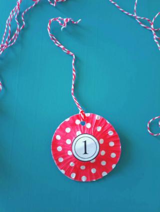 Calendario avvento Natale pirottini muffins foratrice cordoncino