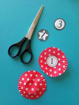 Calendario avvento Natale pirottini muffins stampe numeri ritagliare incollare