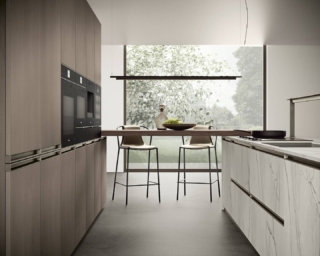 Immagina di Cucine Lube è una cucina versatile, innovativa e dotata di ogni tipo di accessori e possibilità compositive. Le nuove finiture materiche e nuovi plus, come le ante filoterra e la modularità 75 delle basi, ne ampliano le possibilità progettuali. Il top e le ante della penisola, realizzate con lo stesso decorativo, emergono dal blocco colonne che hanno le ante a tutta altezza. Ante e top sono in marmo white yule e bronze stone. Il pratico banco snack attrezzato con sgabelli è illuminato da una sospensione a sviluppo orizzontale. Prezzo da rivenditore. www.cucinelube.it Immagina di Cucine Lube è una cucina versatile, innovativa e dotata di ogni tipo di accessori e possibilità compositive. Le nuove finiture materiche e nuovi plus, come le ante filoterra e la modularità 75 delle basi, ne ampliano le possibilità progettuali. Il top e le ante della penisola, realizzate con lo stesso decorativo, emergono dal blocco colonne che hanno le ante a tutta altezza. Ante e top sono in marmo white yule e bronze stone. Il pratico banco snack attrezzato con sgabelli è illuminato da una sospensione a sviluppo orizzontale. Prezzo da rivenditore. www.cucinelube.it