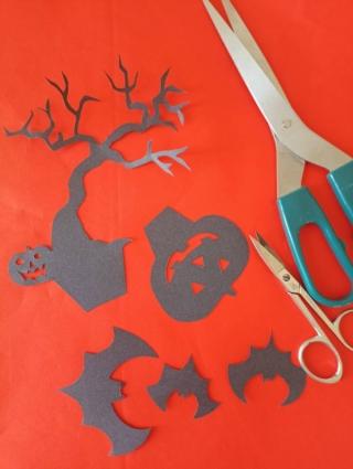 materiale occorrente decorazioni Halloween cartoncino nero disegni ritagliare forbici materiale occorrente decorazioni Halloween cartoncino nero disegni ritagliare forbici