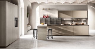 Amplifica la luminosità dell'ambiente la finitura neutra della cucina Libra di Scavolini, design Vuesse. La composizione lineare ha basi e pensili con ante in laminato Urban Bronze, piano cucina in laminato top Bronze (sp. 2 cm) con zona cottura e lavaggio; sistema Setup con ante scorrevoli e rete metallica Linear. Piano snack in Quarz Motley (Sp.4 cm). A sinistra, colonne in decorativo Oriental Light. Prezzo su preventivo. www.scavolini.com Amplifica la luminosità dell'ambiente la finitura neutra della cucina Libra di Scavolini, design Vuesse. La composizione lineare ha basi e pensili con ante in laminato Urban Bronze, piano cucina in laminato top Bronze (sp. 2 cm) con zona cottura e lavaggio; sistema Setup con ante scorrevoli e rete metallica Linear. Piano snack in Quarz Motley (Sp.4 cm). A sinistra, colonne in decorativo Oriental Light. Prezzo su preventivo. www.scavolini.com