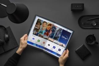 Il laptop Zenbook 17 Fold Oled UX9702 di Asus