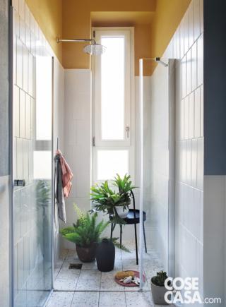 secondo bagno con soffitto color ocra