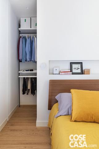 Nella camera matrimoniale, il letto è il modello Aliante 1.0 di Sangiacomo con finitura in noce canaletto; il coordinato tessile è di Fazzini. Nella zona studio, ribassata da una fascia di controsoffittatura in cui sono incassati i faretti, la sedia ergonomica è di Stokke.