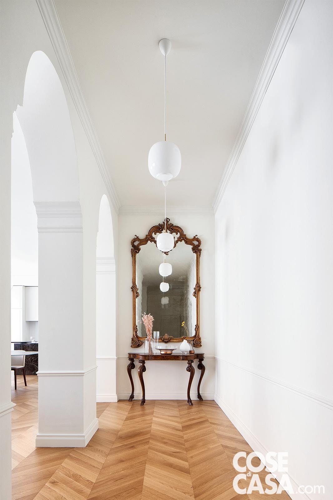 corridoio con consolle e specchiera antichi