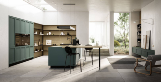 PET riciclato per le ante riquadrate di Alma di Arredo3 la cucina aperta sulla zona giorno che si articola intorno all'isola centrale operativa che la mette in comunicazione con il living attraverso il piano snack in appoggio con sgabelli. A parete è presente l'ampia boiserie LAB, nella finitura rovere canapa con mensole e profili in alluminio nero, che “veste” l'angolo. Prezzo su richiesta. www.arredo3.it PET riciclato per le ante riquadrate di Alma di Arredo3 la cucina aperta sulla zona giorno che si articola intorno all'isola centrale operativa che la mette in comunicazione con il living attraverso il piano snack in appoggio con sgabelli. A parete è presente l'ampia boiserie LAB, nella finitura rovere canapa con mensole e profili in alluminio nero, che “veste” l'angolo. Prezzo su richiesta. www.arredo3.it