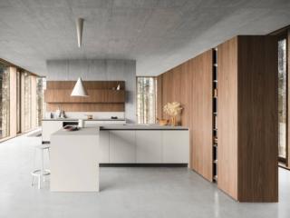 Si sviluppa a “L” Anice di Valdesign che è caratterizzata da una intera parete di colonne con le ante in Noce Naturale come la boiserie coordinata. Le basi e il top della penisola con il tavolo integrato sono in Fenix Grigio Efeso.  Un modulo base da 60 cm, prezzo a partire da 309 euro (top e zoccolo esclusi). www.valdesigncucine.eu Si sviluppa a “L” Anice di Valdesign che è caratterizzata da una intera parete di colonne con le ante in Noce Naturale come la boiserie coordinata. Le basi e il top della penisola con il tavolo integrato sono in Fenix Grigio Efeso.  Un modulo base da 60 cm, prezzo a partire da 309 euro (top e zoccolo esclusi). www.valdesigncucine.eu
